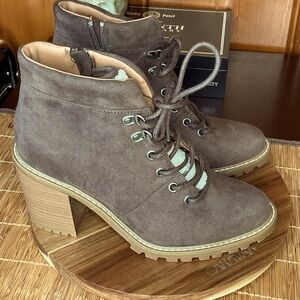 NWT Chocolate Brown Suede Universal thread ankle boots faux fur interior SZ 7.5